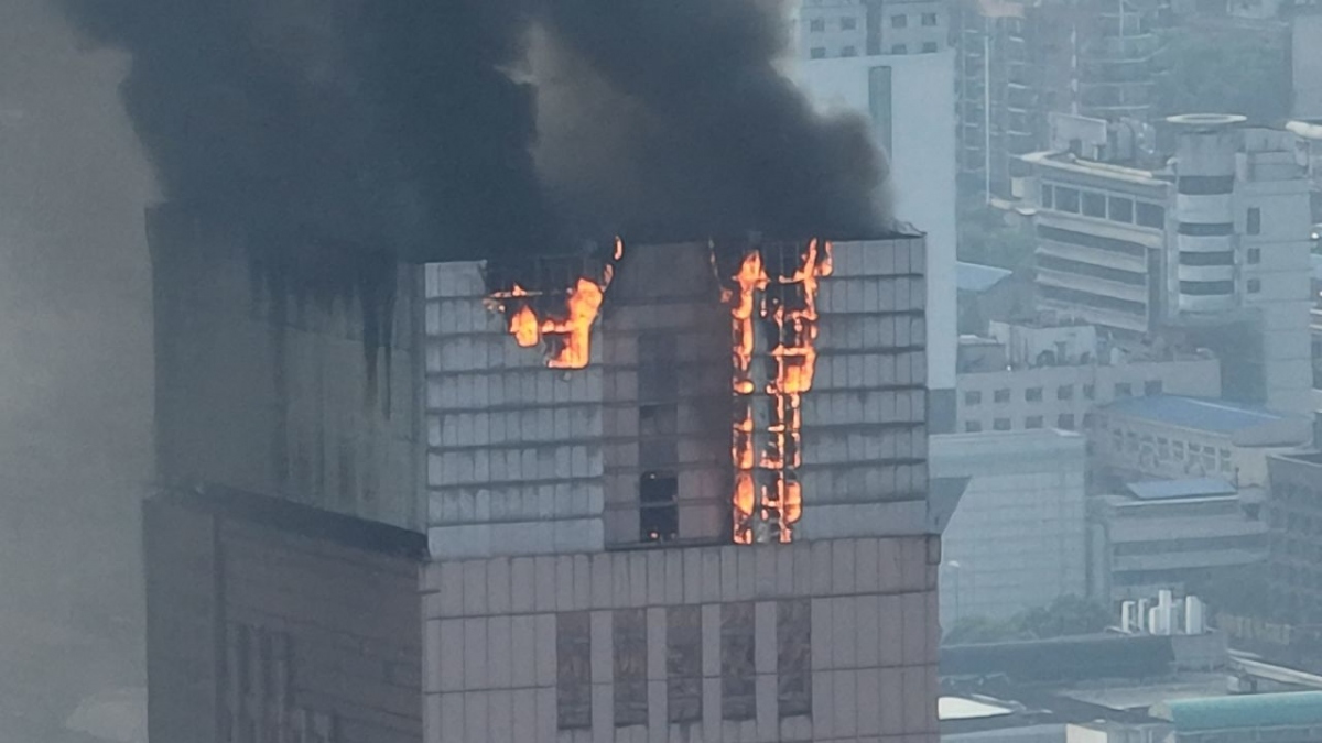 Cháy chung cư cao tầng ở Trung Quốc, 5 người thiệt mạng