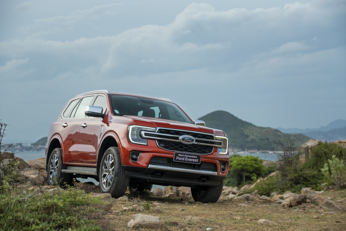 Ford Everest Titanium 4x2 được trang bị thêm công nghệ an toàn, giá gần 1,3 tỷ đồng