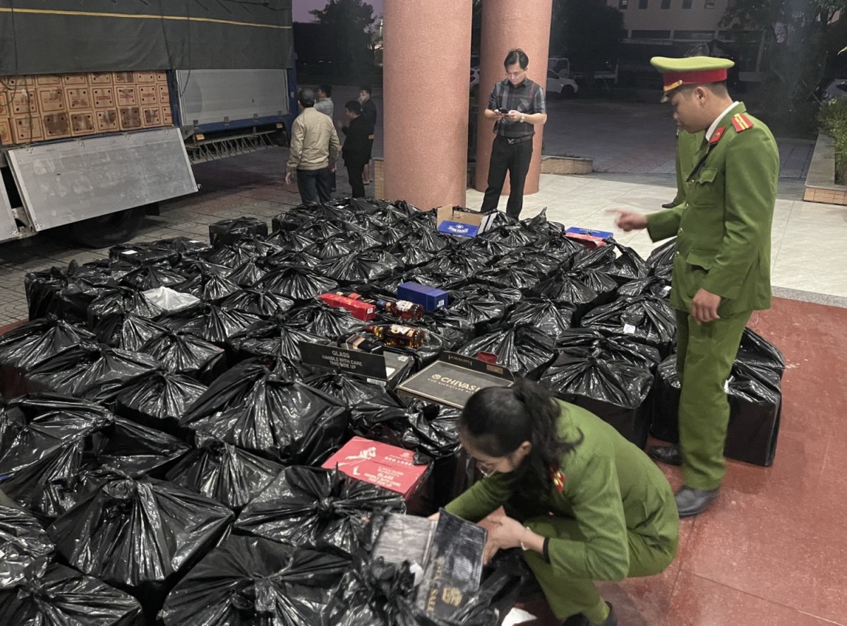 Liên tục bắt giữ hàng lậu được ngụy trang tinh vi ở Quảng Bình