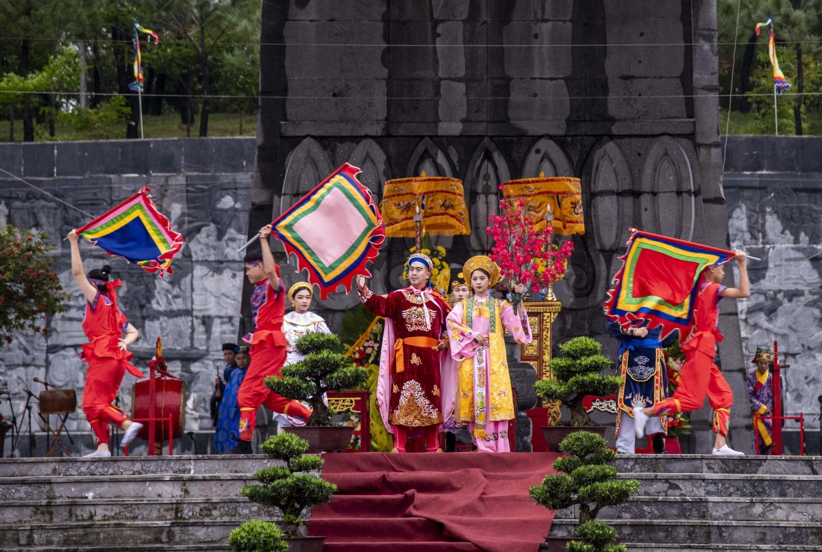 Dâng hương kỷ niệm tại tượng đài Quang Trung, Huế