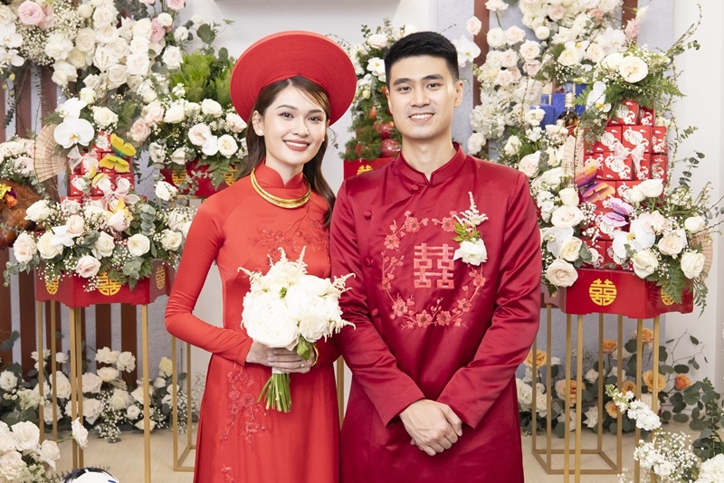 Á hậu Thùy Dung diện áo dài đỏ, rạng rỡ bên chồng doanh nhân trong ngày lên xe hoa
