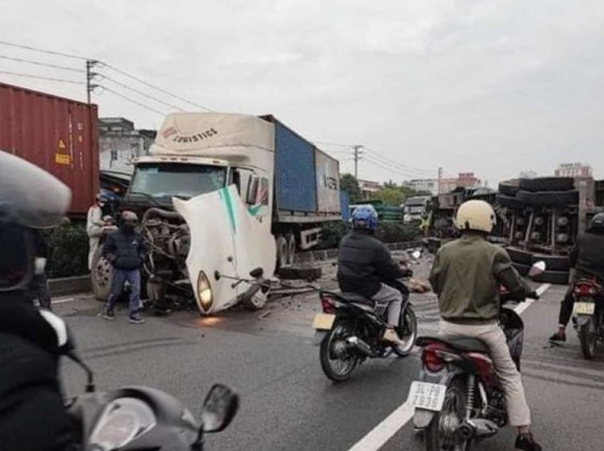 Nhiều xe container đâm liên hoàn trên Quốc lộ 5, 3 người thương vong