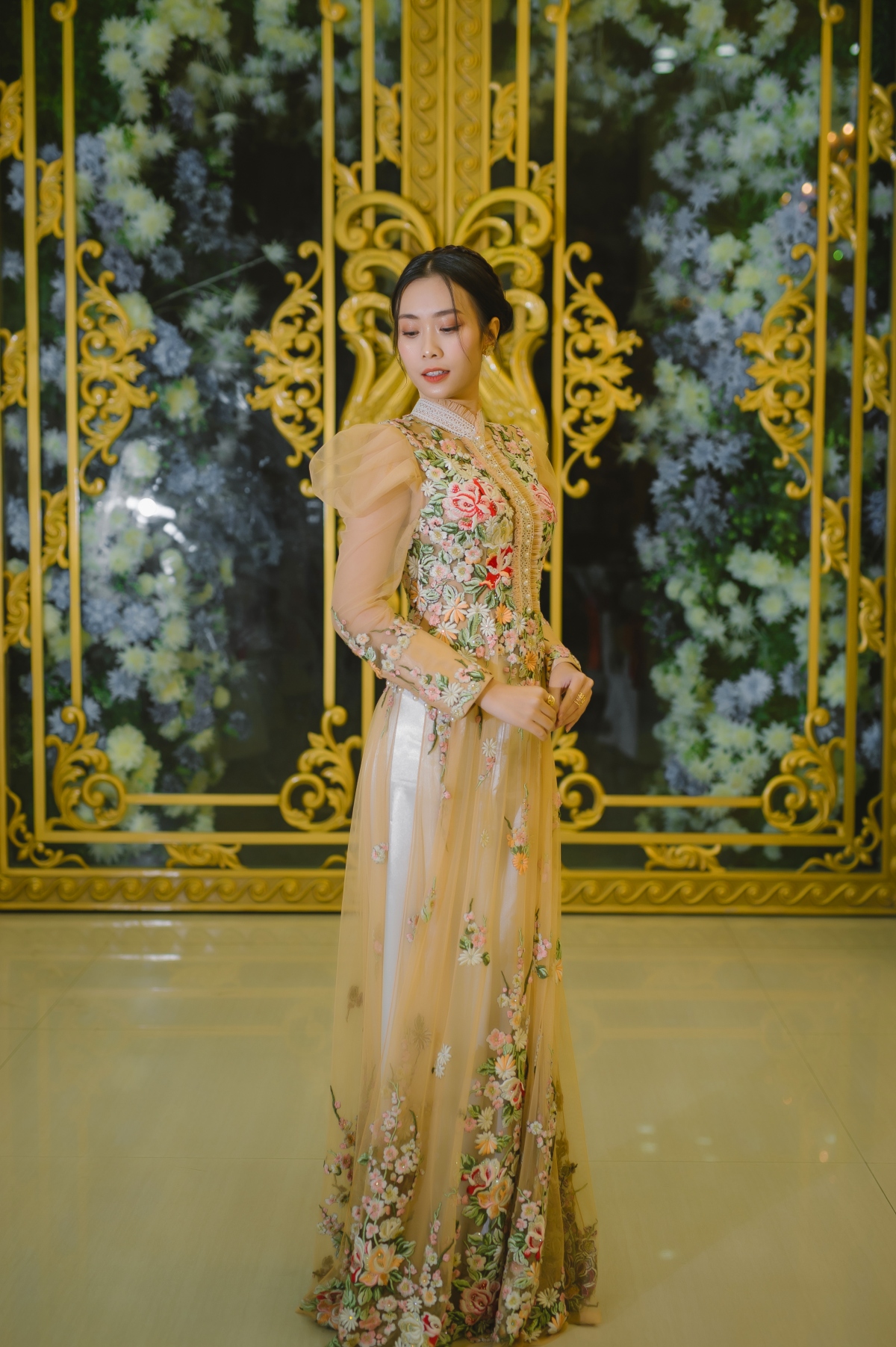Hoa hậu Ban Mai mang cả “vườn hồng tình yêu” của Võ Việt Chung đi sự kiện