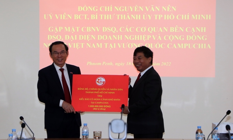 Bí thư Thành ủy TP.HCM Nguyễn Văn Nên thăm bà con Việt kiều tại Campuchia
