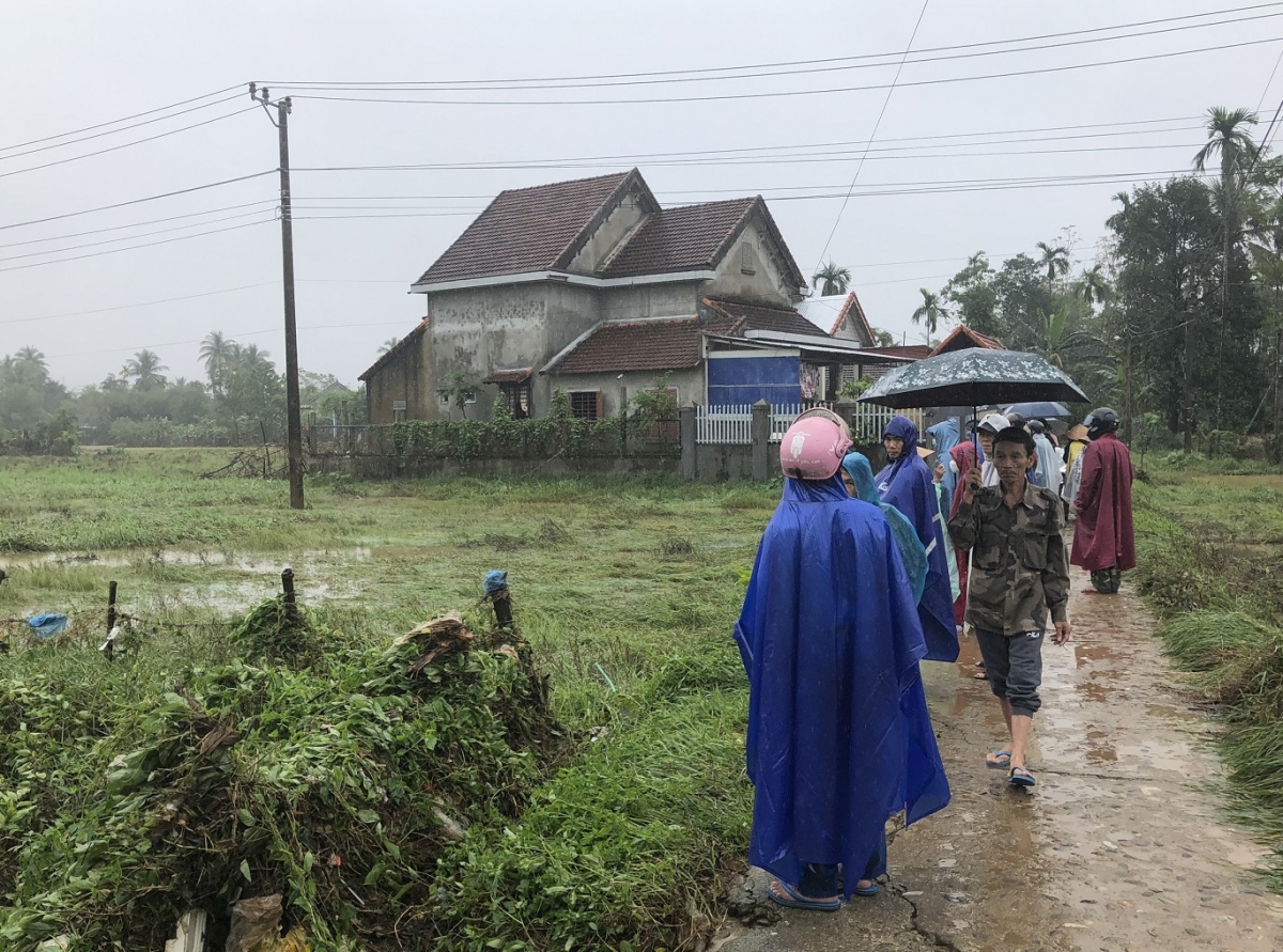 Chưa tìm thấy 2 cậu cháu mất tích do mưa lớn cuốn trôi ở Thừa Thiên Huế