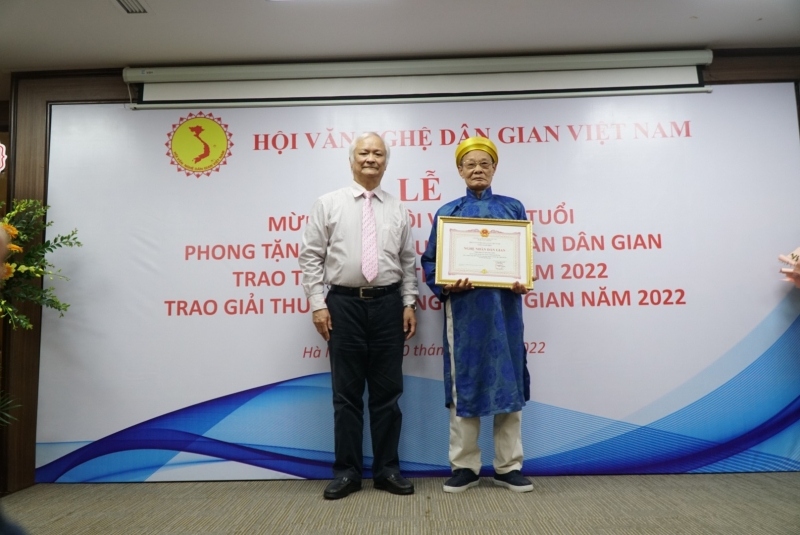 Phong tặng danh hiệu nghệ nhân dân gian và giải thưởng văn nghệ dân gian Việt Nam