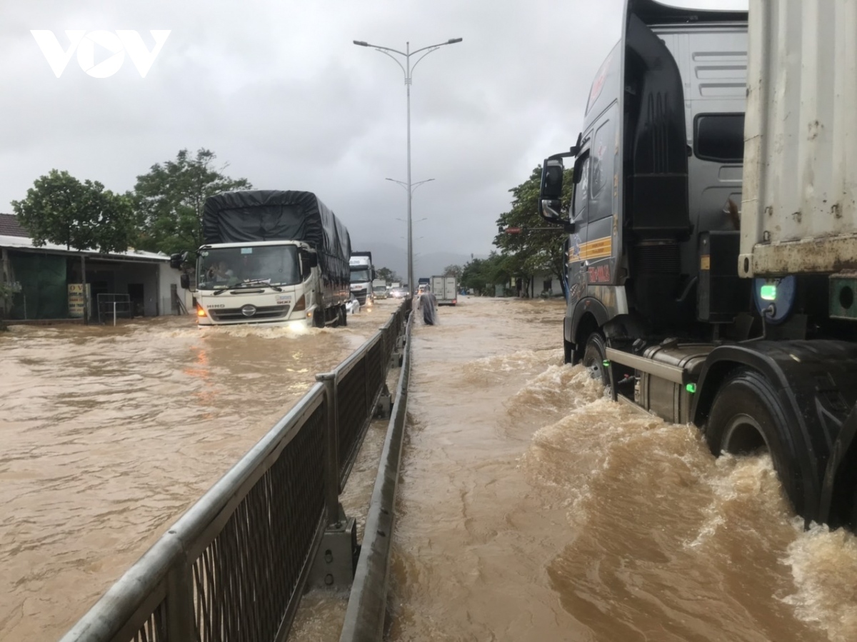 Chủ động ứng phó mưa lũ kéo dài ở các tỉnh miền Trung