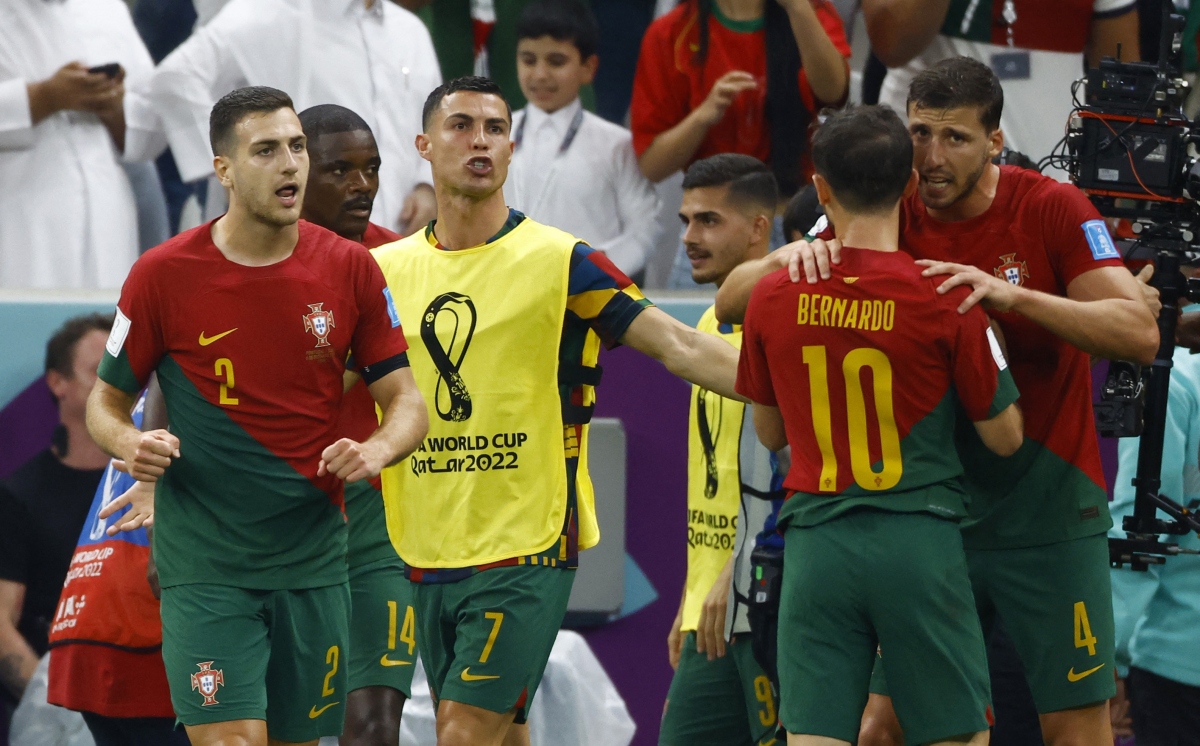 Cận cảnh: Ronaldo ngồi dự bị trong ngày Bồ Đào Nha vào tứ kết World Cup