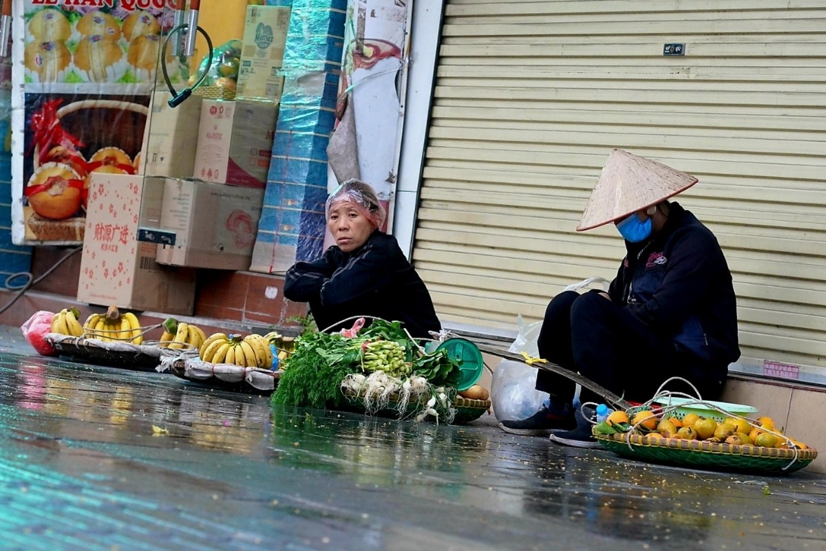 Người lao động đường phố Hà Nội quay quắt mưu sinh dưới mưa rét