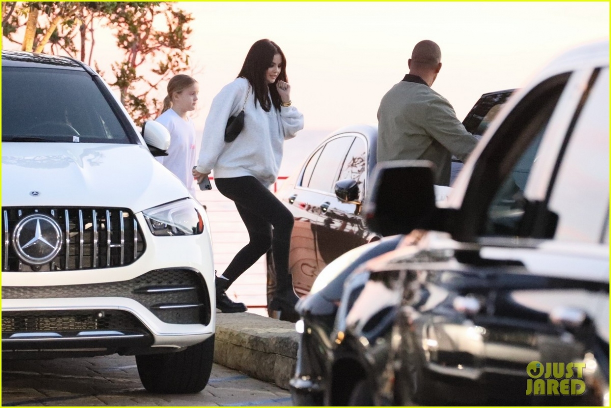 Selena Gomez để mặt mộc xinh đẹp đi ăn tối cùng vợ chồng Brooklyn Beckham