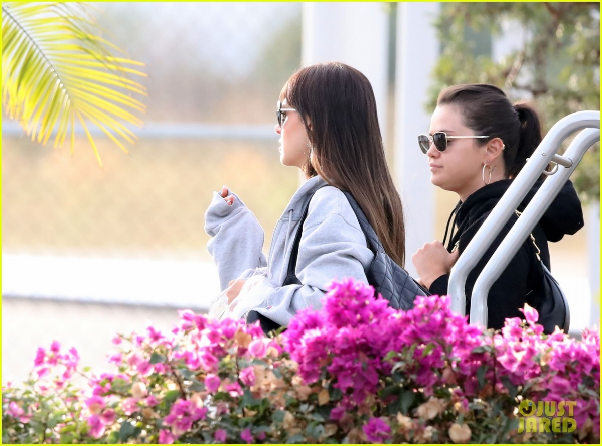 Selena Gomez vui vẻ đến Mexico cùng vợ chồng Brooklyn Beckham trước thềm năm mới