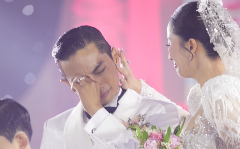 Chuyện showbiz: Phan Hiển khóc nhiều hơn Khánh Thi trong đám cưới