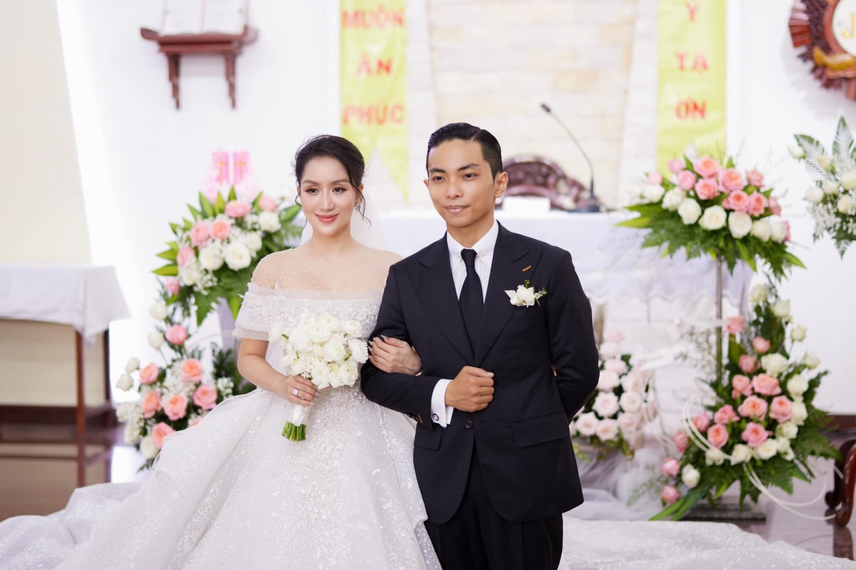 Vợ chồng Khánh Thi - Phan Hiển tổ chức lễ cưới tại Nhà thờ
