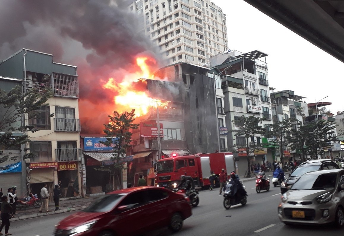 Cháy nhà bán đồ gỗ ở phố Minh Khai, Hà Nội