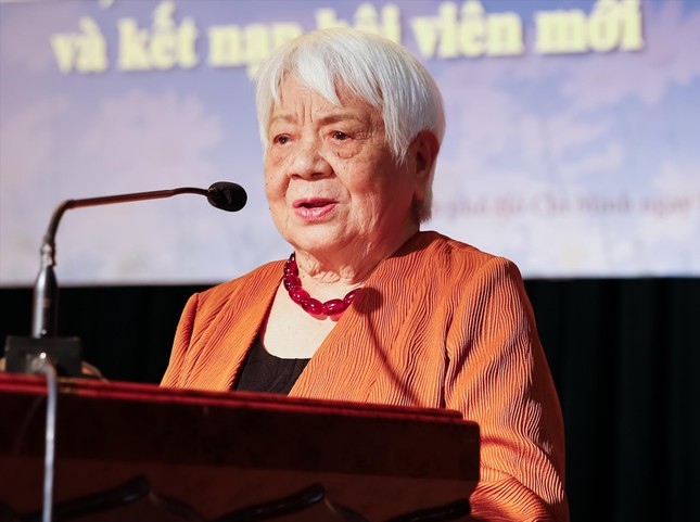 Cụ bà 94 tuổi được kết nạp vào Hội Nhà văn TPHCM