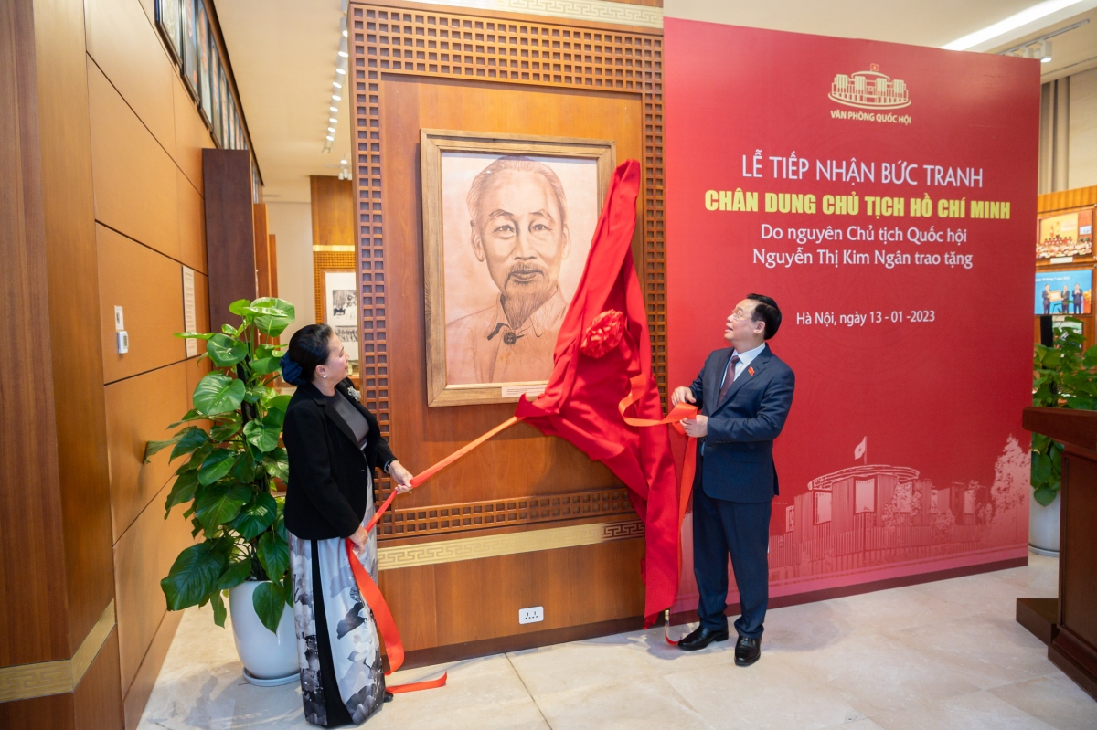 Tiếp nhận bức chân dung Chủ tịch Hồ Chí Minh do bà Nguyễn Thị Kim Ngân vẽ