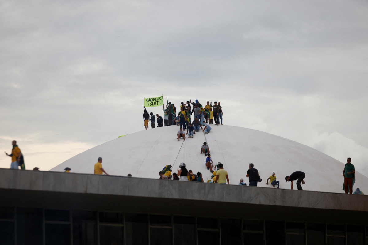 Những người ủng hộ cựu Tổng thống Brazil xông vào tòa nhà quốc hội, tòa án tối cao