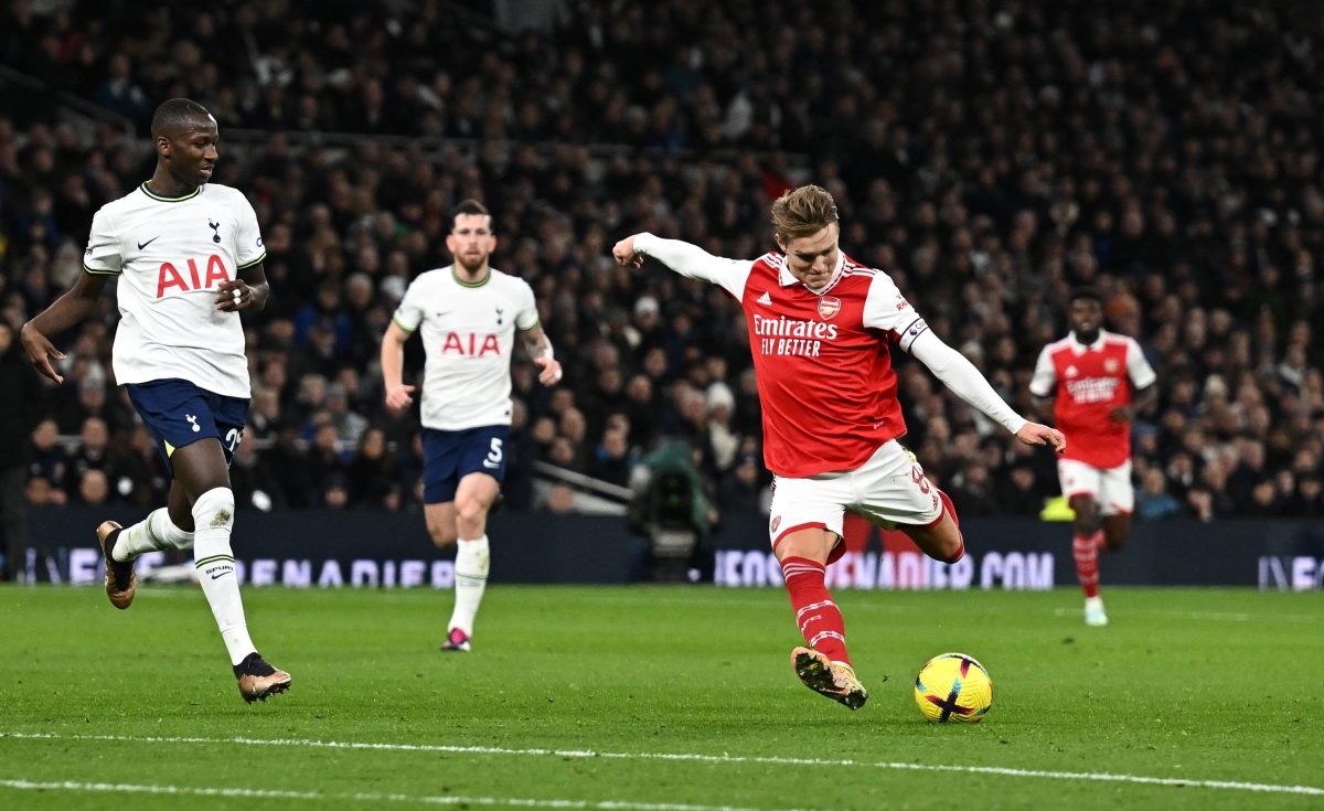 Ødegaard lập siêu phẩm, Pháo thủ "bắn hạ" Gà trống ở derby Bắc London