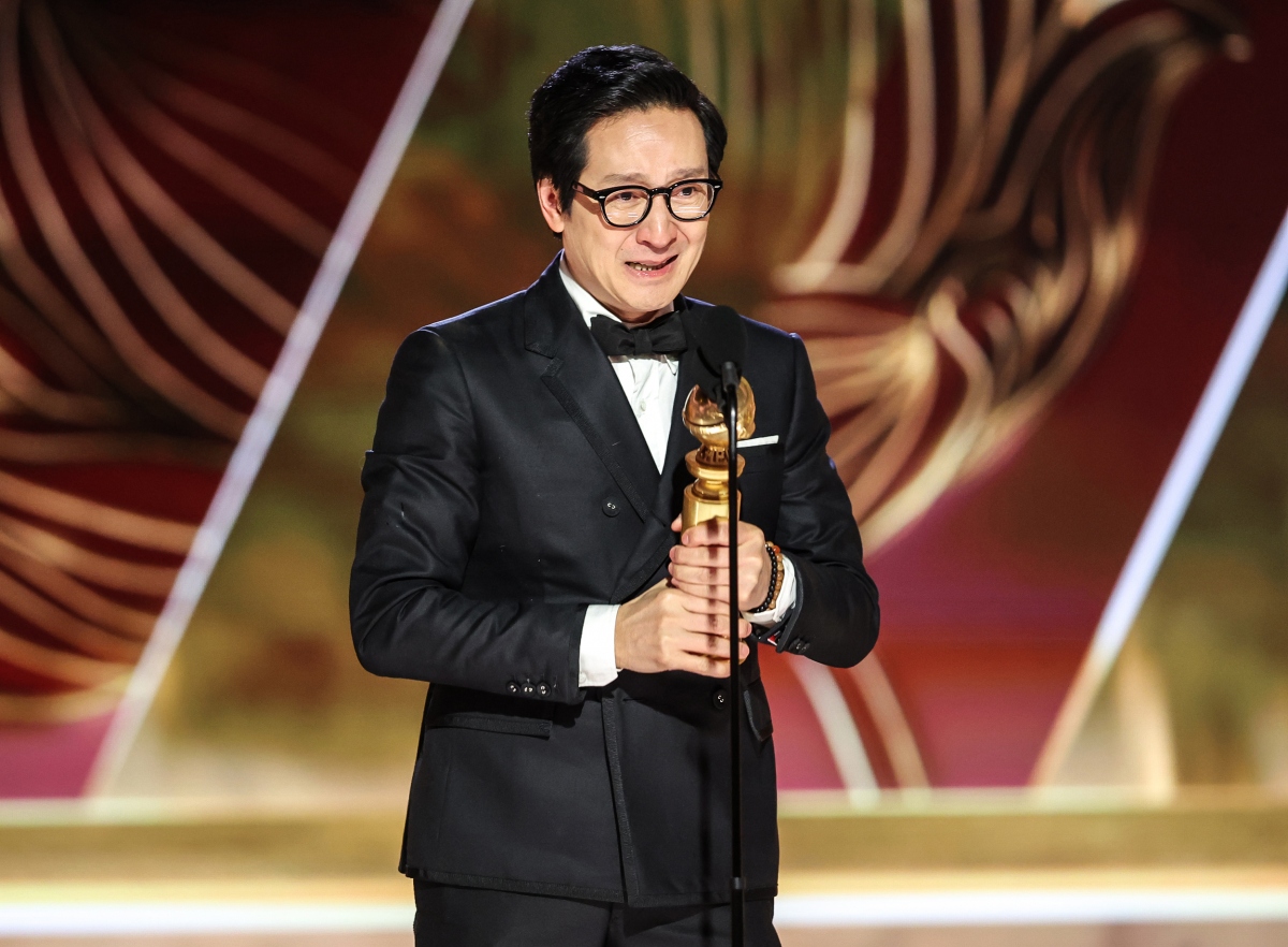 Đánh bại Brad Pitt, nam diễn viên gốc Việt giành giải Quả cầu vàng