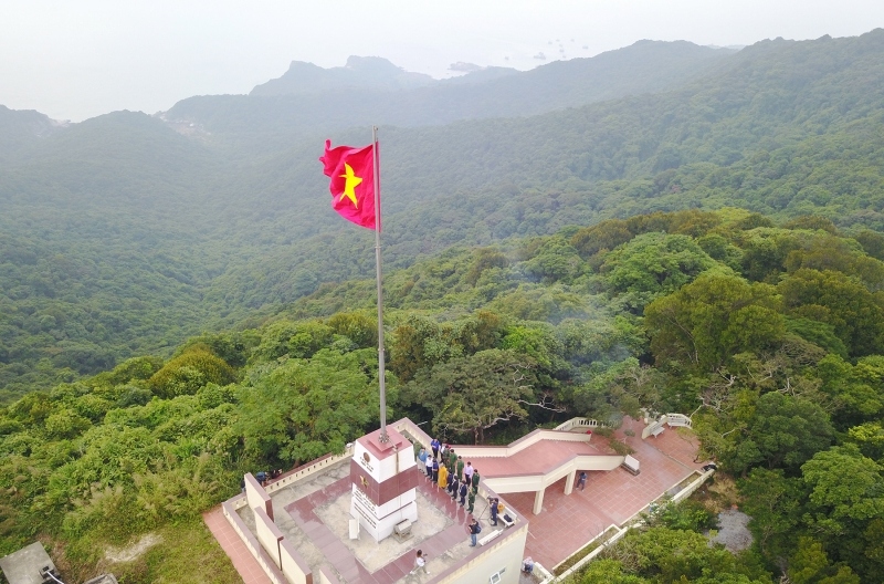 Người gác đèn biển trên đảo tiền tiêu Đông Bắc