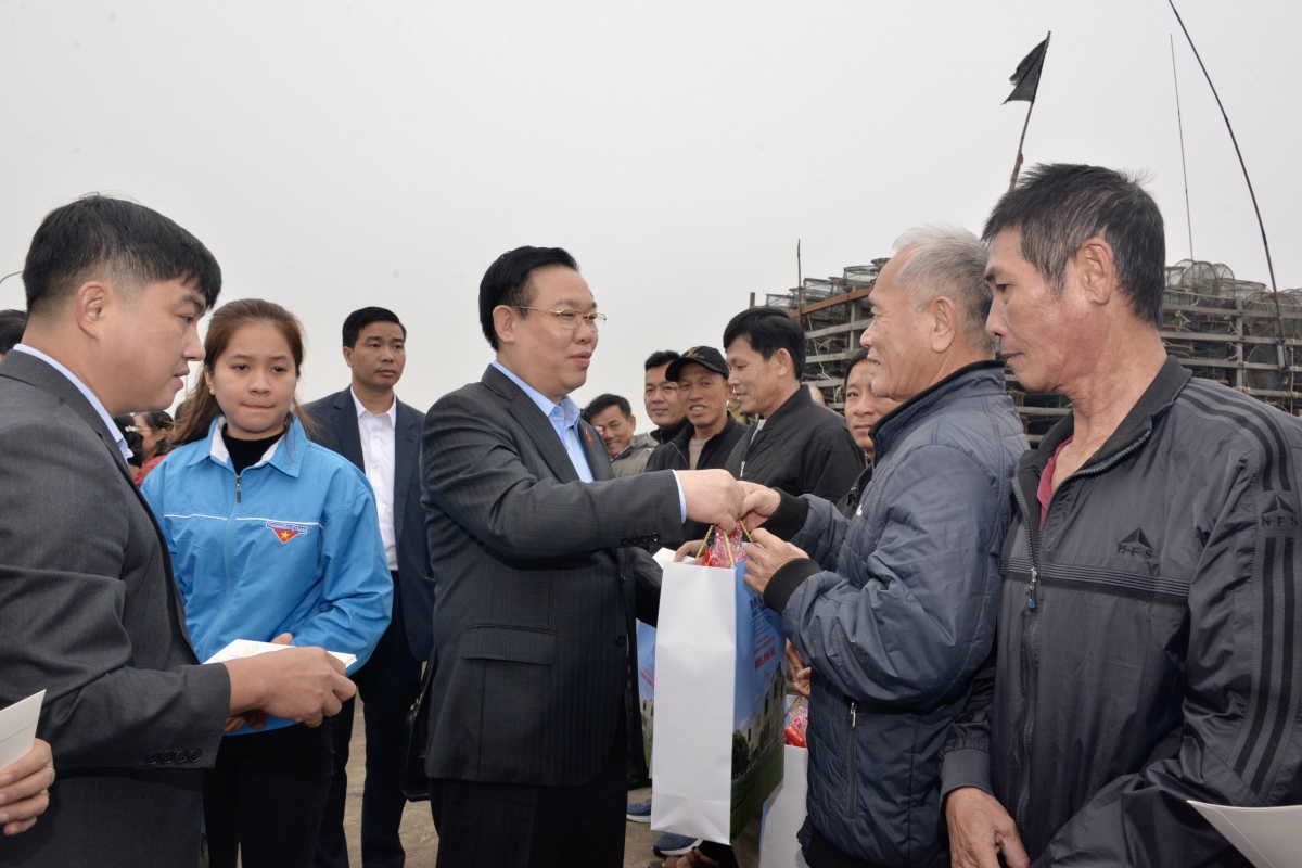 Chủ tịch Quốc hội tặng quà gia đình chính sách và ngư dân Quảng Bình