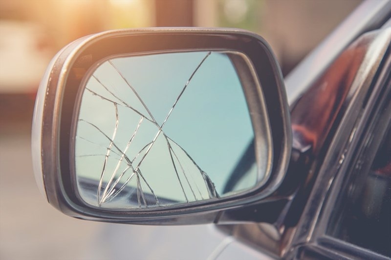 Hà Nội: Nhiều ô tô bị đập hỏng gương sau đêm