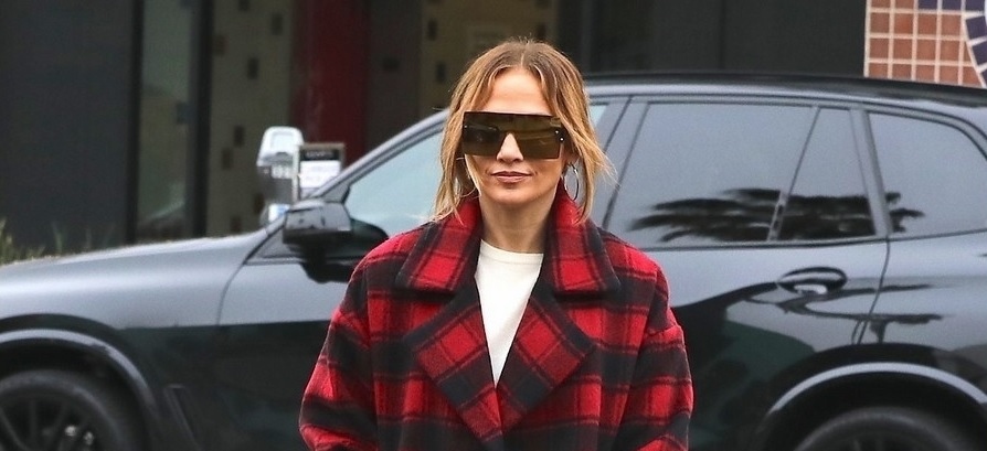 Jennifer Lopez giản dị đi mua sắm sau đám cưới lần 4