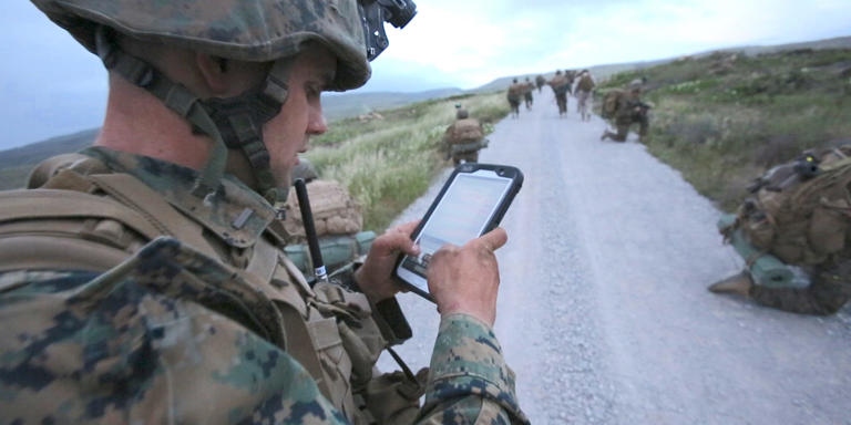 Tướng Mỹ tiết lộ mối nguy khó lường từ thiết bị điện tử sử dụng trên chiến trường