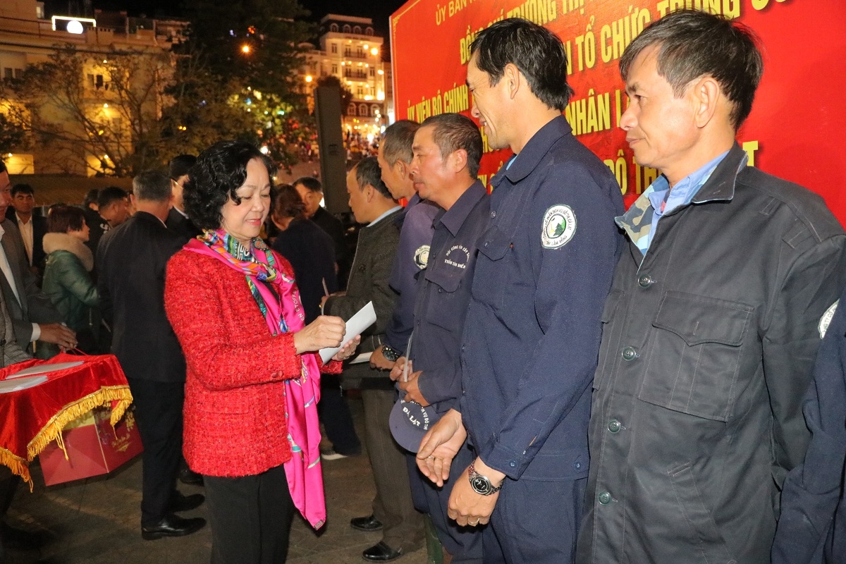 Bà Trương Thị Mai trao quà Tết cho công nhân trong đêm giao thừa tại Đà Lạt