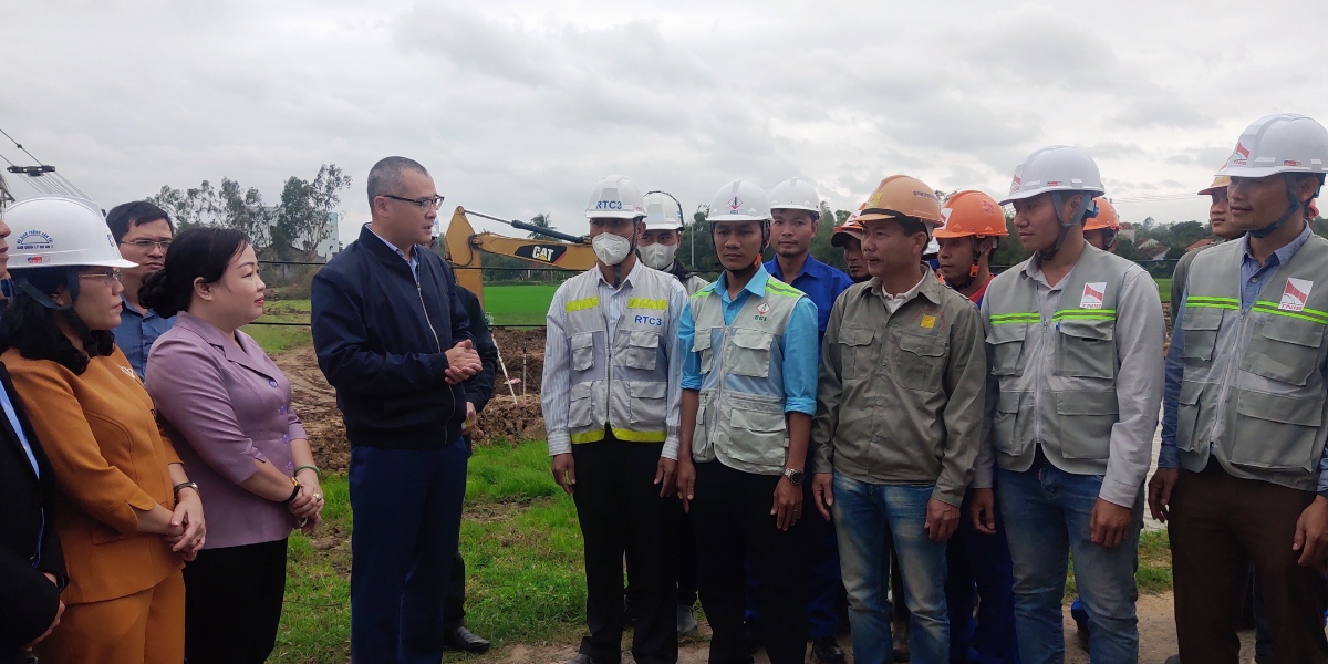 Động viên công nhân làm việc xuyên Tết trên công trường dự án cao tốc Bắc - Nam