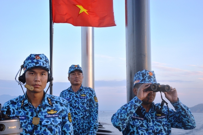Những người lính tàu ngầm chào cờ đầu năm