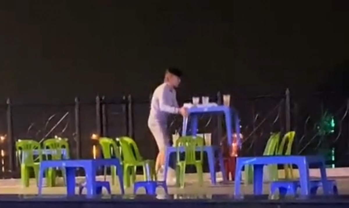 Xử phạt người đàn ông đổ rác xuống sông Sài Gòn 