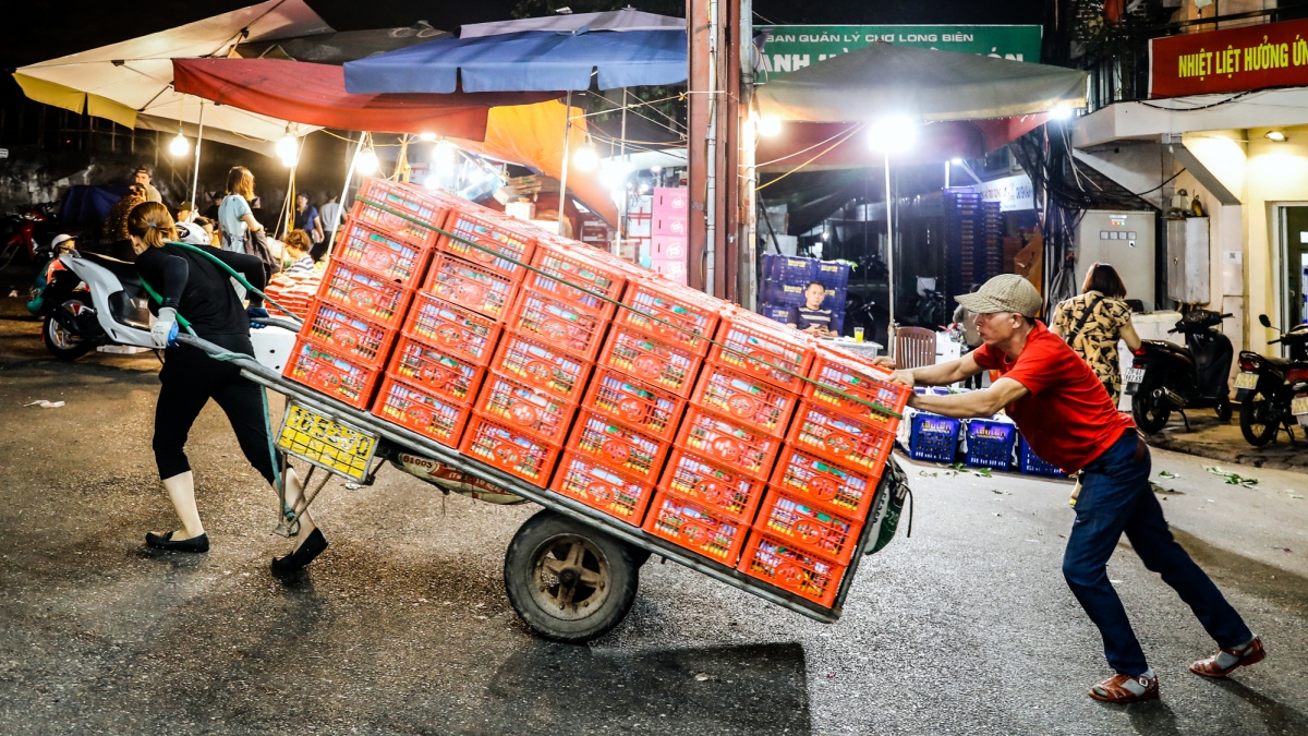 Phận cửu vạn kéo hàng xuyên đêm Đông giá rét, lo cái Tết thiếu bánh chưng