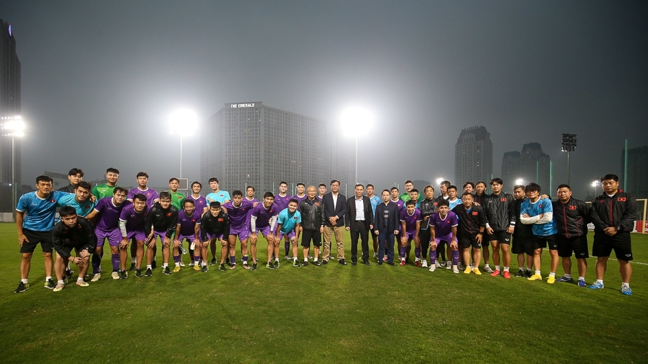 Lãnh đạo Tổng cục TDTT và VFF động viên ĐT Việt Nam trước chung kết AFF Cup 2022