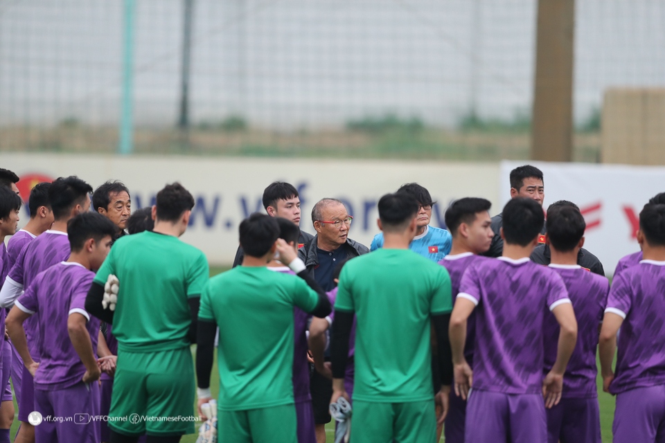 ĐT Việt Nam trở lại sân tập, chuẩn bị đấu Thái Lan ở chung kết AFF Cup 2022