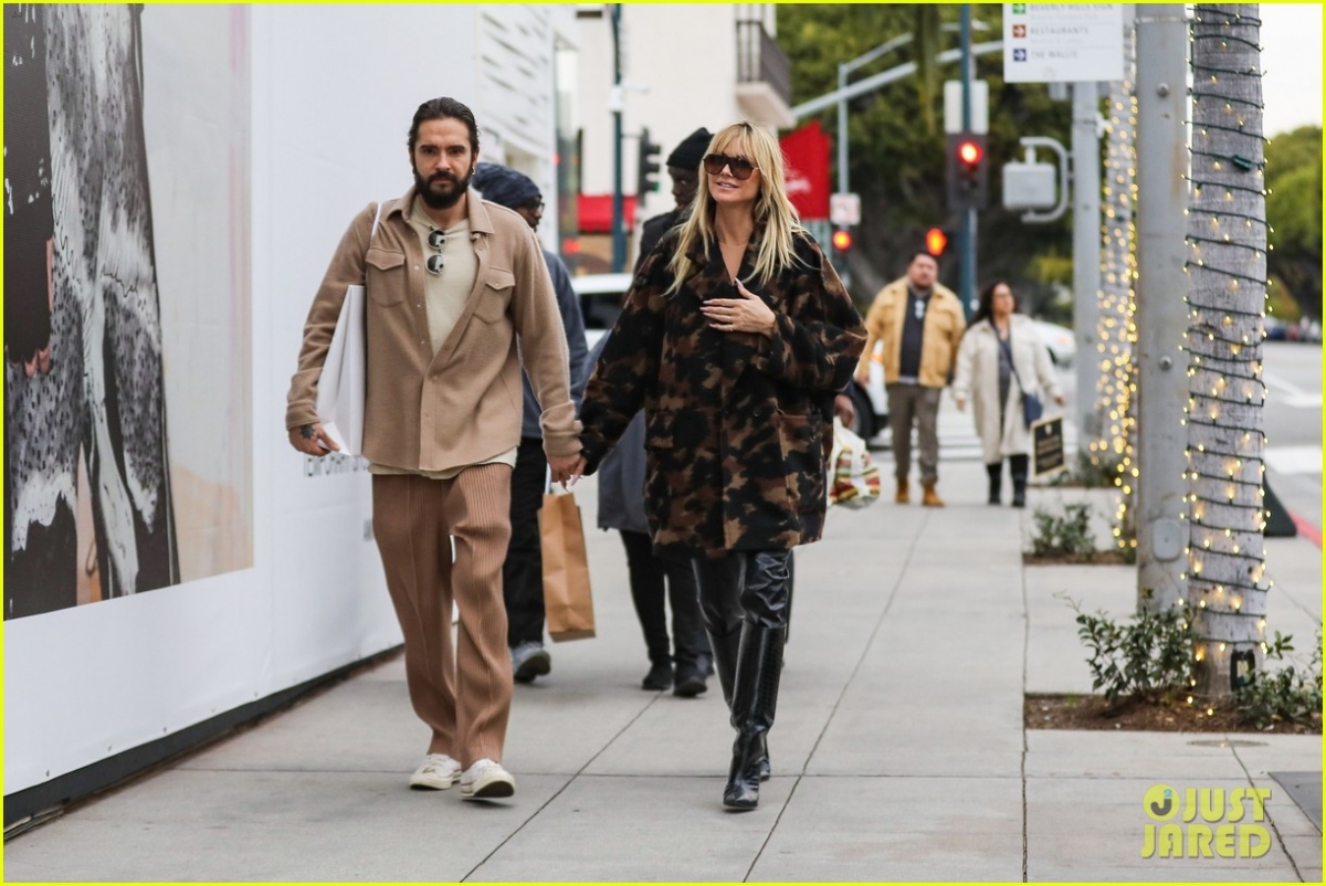 Siêu mẫu Heidi Klum diện đồ sành điệu, tình cảm nắm tay chồng trẻ đi mua sắm