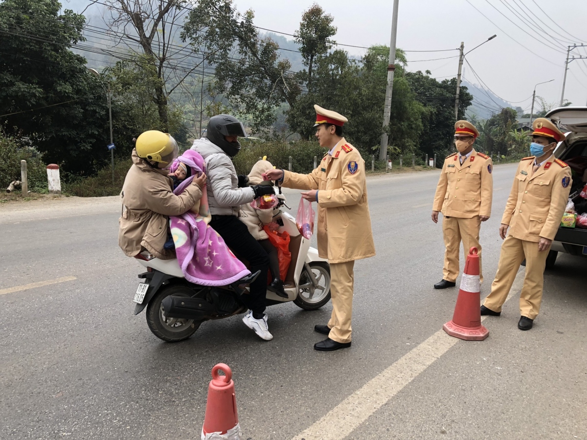 CSGT Cao Bằng hỗ trợ người lao động trở lại nơi làm việc sau Tết