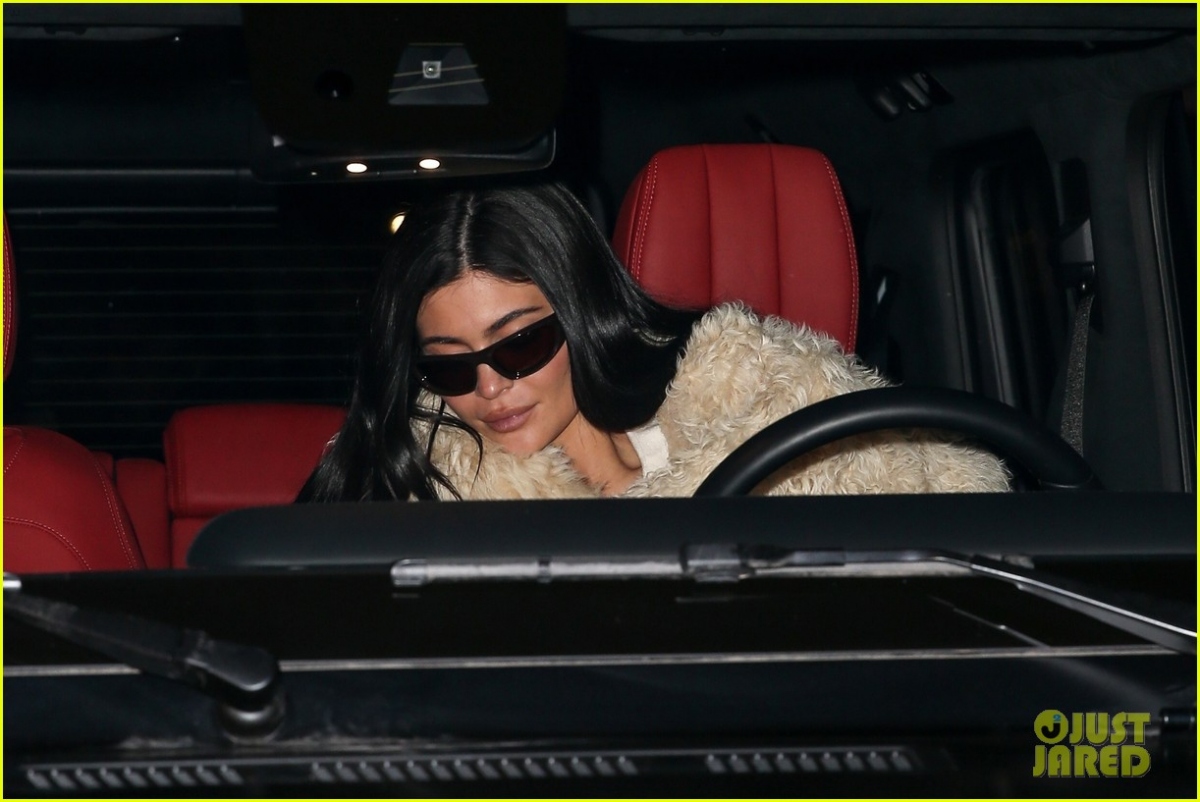 Kylie Jenner xinh đẹp lái xe chở bạn đi ăn tối ở Aspen dịp cuối năm