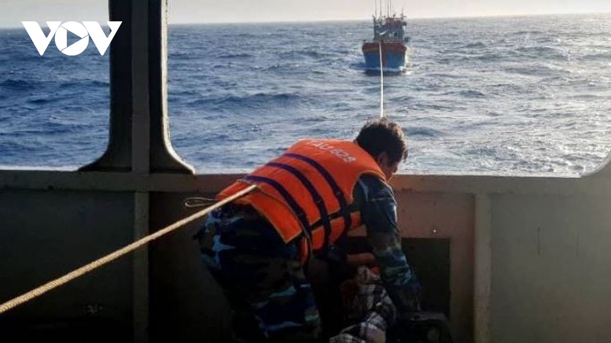 Vùng 3 Hải quân điều tàu tìm kiếm tàu cá cùng 13 ngư dân gặp nạn