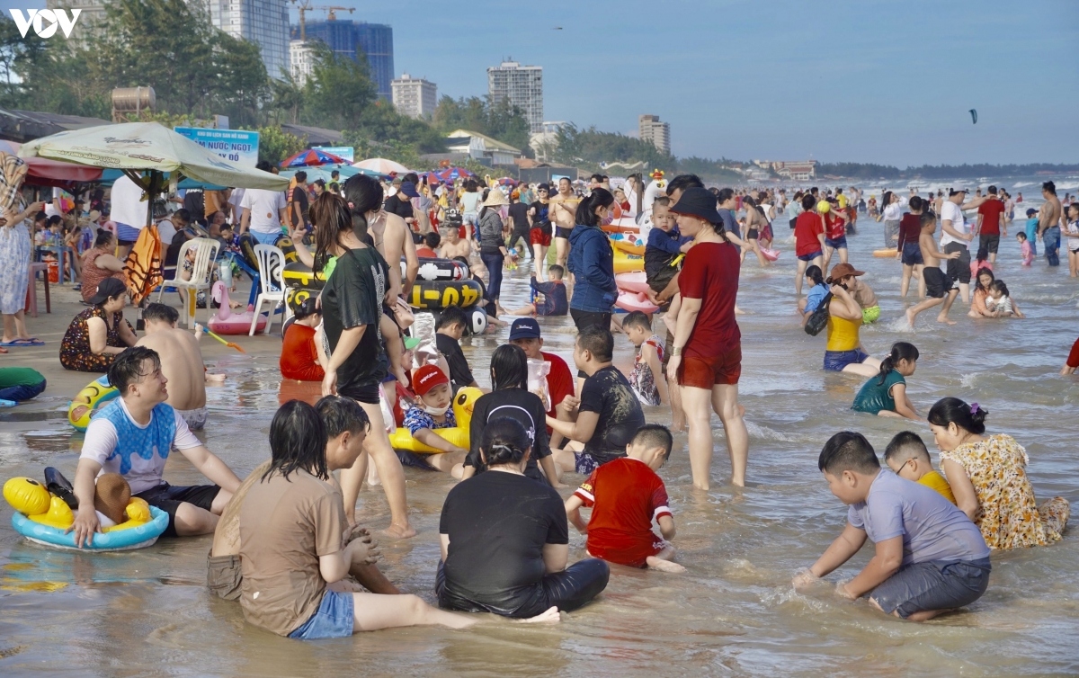 Khoảng 260.000 lượt khách tắm biển Vũng Tàu, không có trường hợp đuối nước