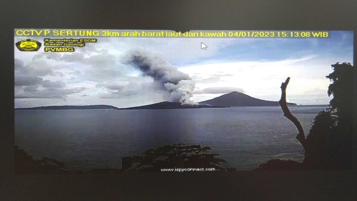 Núi lửa Anak Krakatau tại Indonesia liên tiếp phun trào