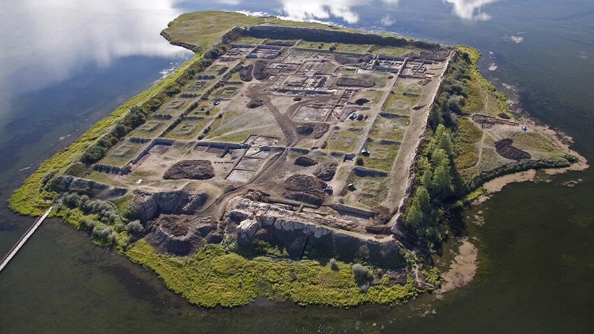 Por-Bazhyn - Pháo đài bí ẩn trên hòn đảo xa xôi ở Siberia