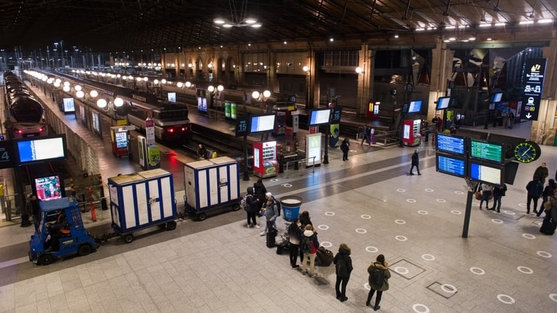 Tấn công bằng dao tại nhà ga sầm uất ở Paris khiến nhiều người bị thương