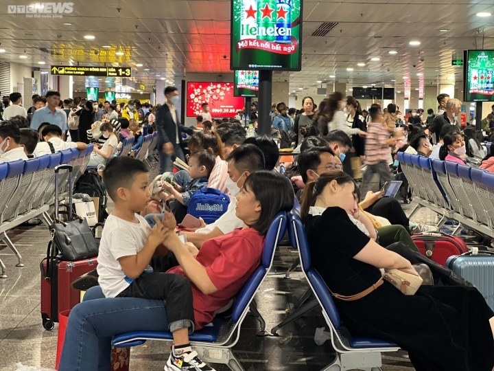 Hành khách vạ vật ở sân bay Tân Sơn Nhất đợi chuyến bay về quê đón Tết