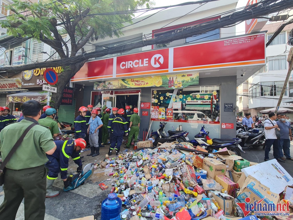 Sập cửa hàng ở TP.HCM, ít nhất 1 người tử vong