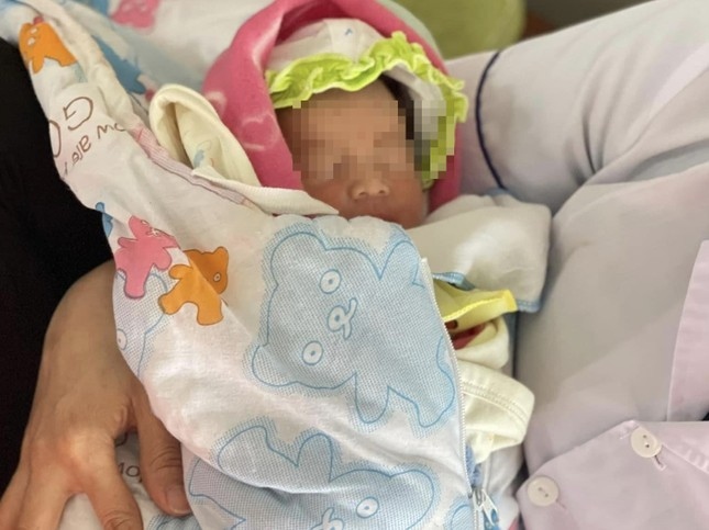 Bé gái sơ sinh còn nguyên dây rốn bị bỏ lại bên miệng cống nước ở Hà Tĩnh