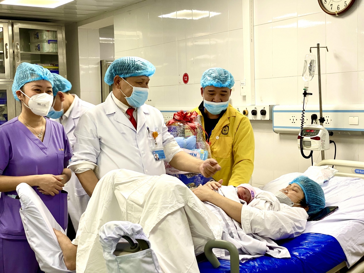 Cháu bé đầu tiên chào đời năm 2023 tại Bệnh viện Phụ sản Trung ương