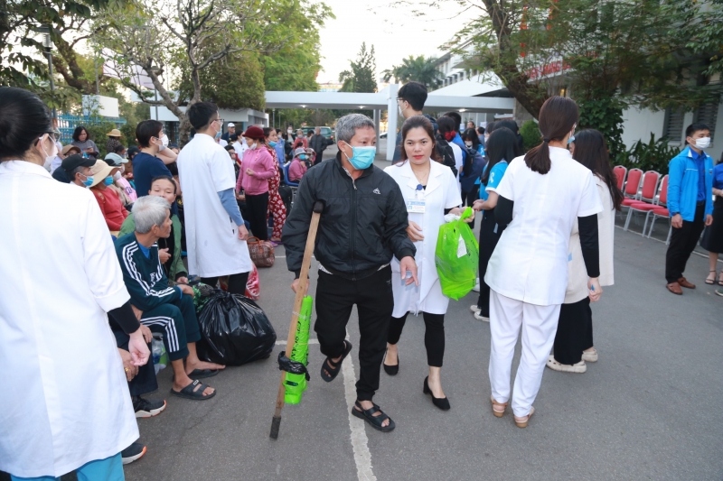 “Chuyến xe yêu thương” đưa 150 bệnh nhân nghèo về quê đón Tết