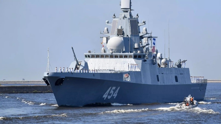 Cận cảnh khinh hạm Nga mang tên lửa “bất khả chiến bại” rời căn cứ đến Đại Tây Dương