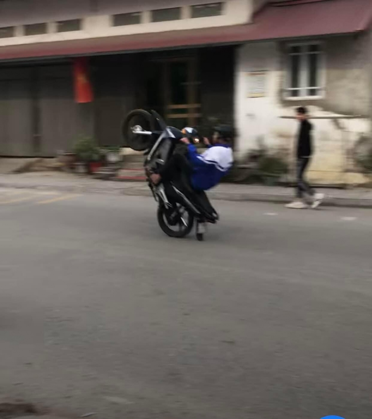 Gia tăng tình trạng thanh, thiếu niên "bốc đầu" xe máy tại Cao Bằng